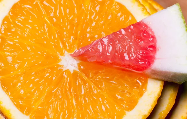 Orange und Stück Grapefruit. — Stockfoto