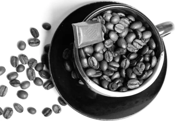Granos de café en una taza de café . — Foto de Stock