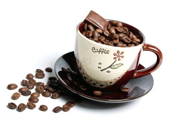 Кофейные зерна в кофейной чашке . — стоковое фото