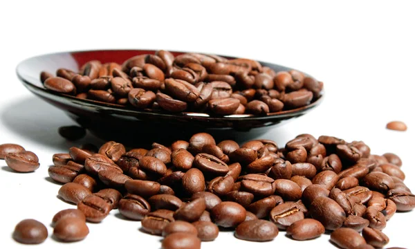 Koffie bonen in een schoteltje. — Stockfoto