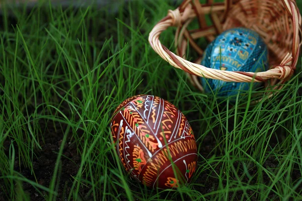 Inverted easter basket with eggs — Stock Photo, Image