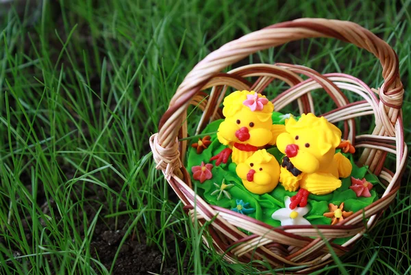 Saccharine chickens in a basket — Stock Photo, Image