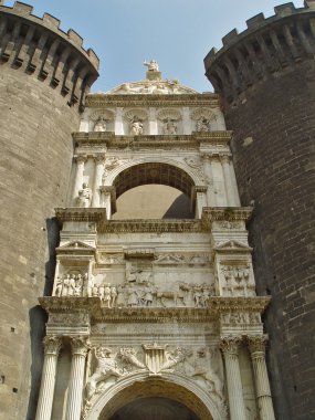 Ortaçağ kalesinde altında gate heykel