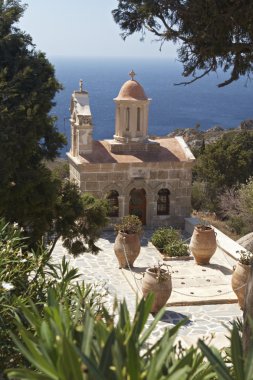 deniz kıyısı kilise bu ağaçlar