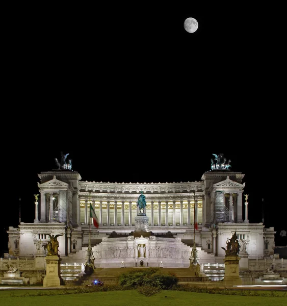 Il Vittoriano dominates over the Piazza — Stock Photo, Image