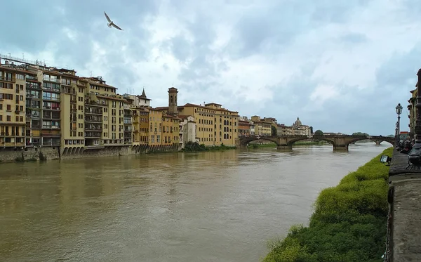 Река Арно во Флоренции, Тоскана, Италия . — стоковое фото