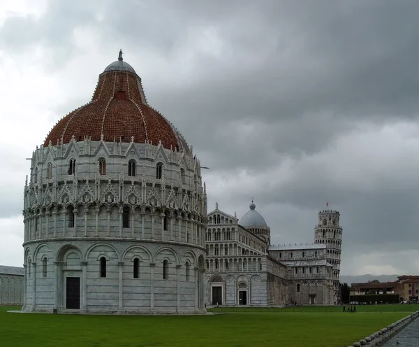 Campo dei miracoli and leaning tower in — Stock Photo, Image