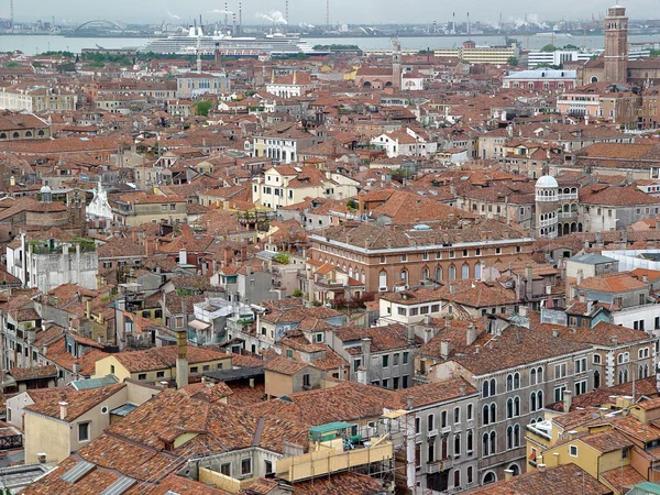 Bovenaanzicht van dak- en zee haven van Venetië. — Stockfoto