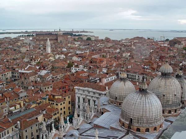 Blick von oben auf das venezianische Dach. — Stockfoto