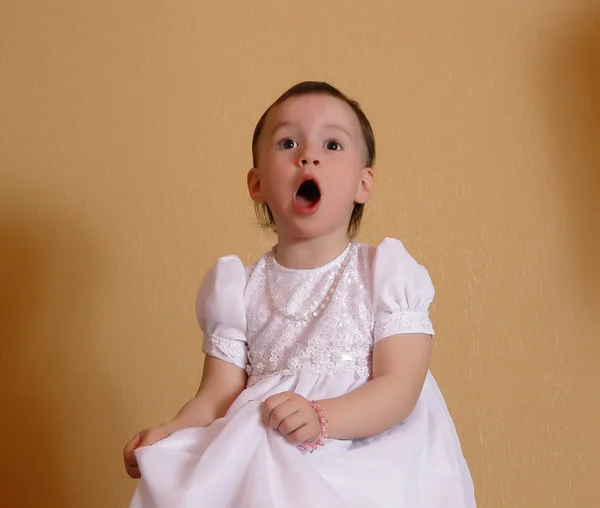 Pembe elbisenin içinde şarkı söyleyen kız — Stok fotoğraf