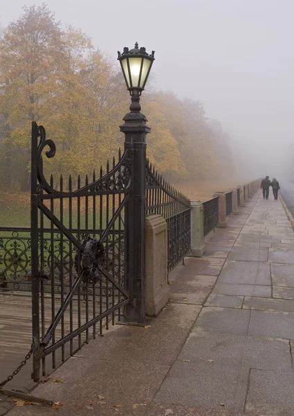 Lampione cancello nella nebbia Foto Stock