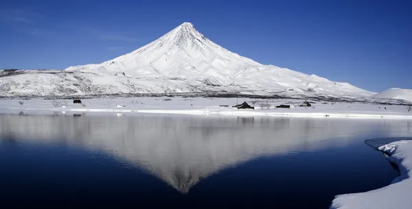 A volcano and its reflexion — Stock Photo, Image