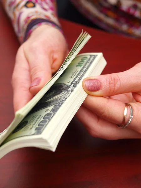 Female hands recalculate a pack of dolla — Stock Photo, Image