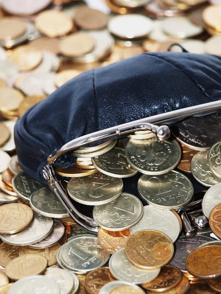 Handväska med mynt och dollar — Stockfoto