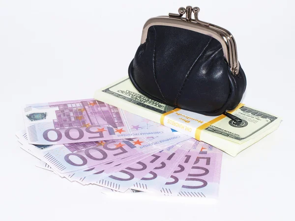 Handväska med valuta förpackningar på en vit bac — Stockfoto