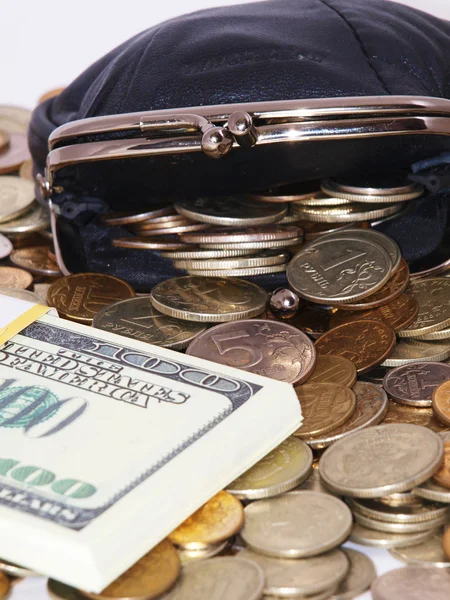 Handväska med mynt och dollar — Stockfoto