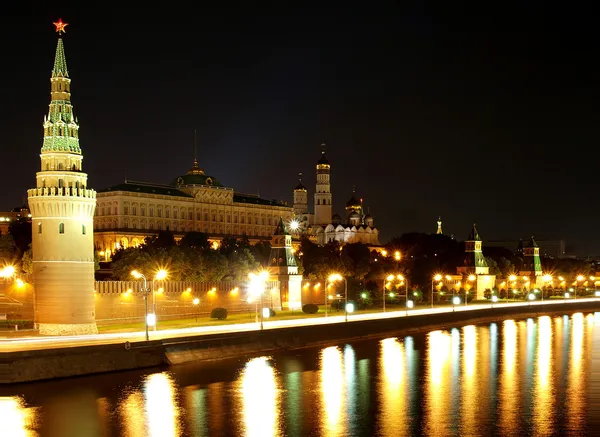 Кремлевская набережная ночью . — стоковое фото