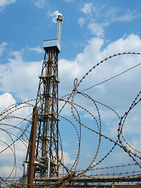 Башня нефтеперерабатывающего завода . — стоковое фото