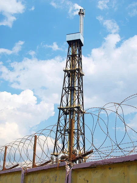 Башня нефтеперерабатывающего завода . — стоковое фото