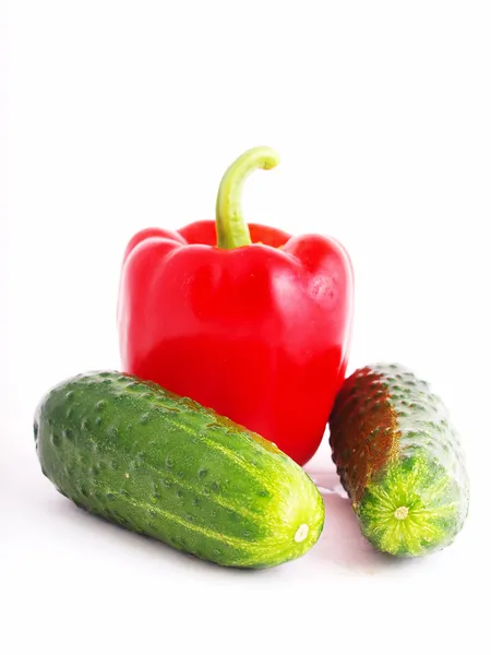 Červenou paprikou a dvě okurky na prostřené — Stock fotografie