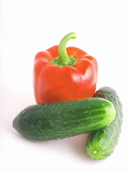 Kırmızı biber ve bir whit üzerinde iki salatalık — Stok fotoğraf