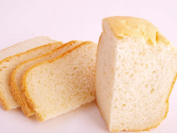 Порезанный хлеб на белом фоне — стоковое фото