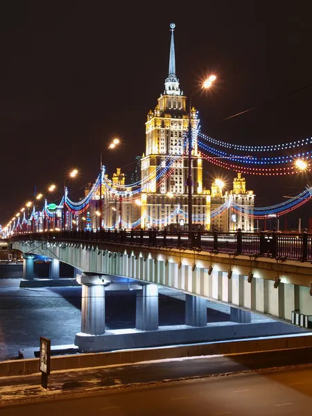 Den nya arbat bron och hotel ukraine. — Stockfoto