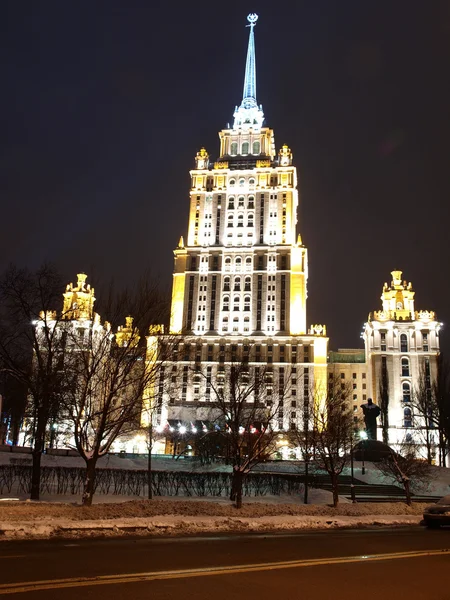 Отель Украина. Ночной вид . — стоковое фото