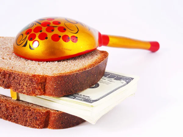 Хлеб, деньги и ложка на белом — стоковое фото