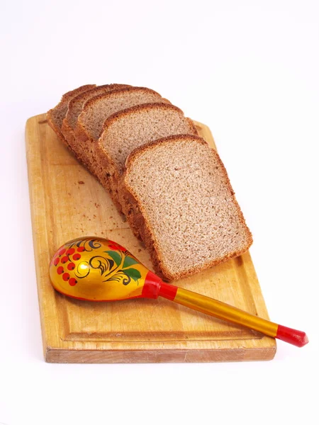 Хліб, ложка і дошка на білому — стокове фото