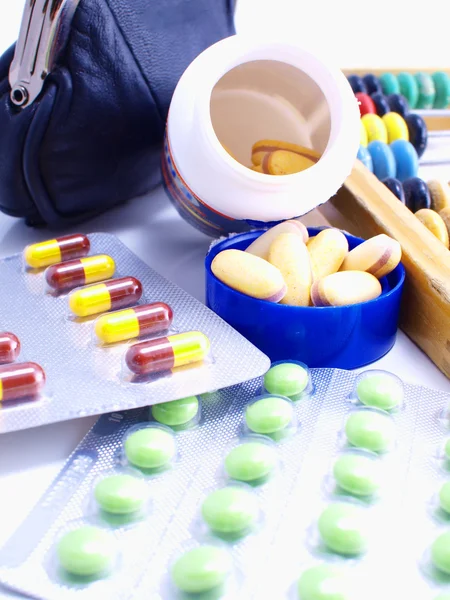 Abacus, handtas en geneesmiddelen — Stockfoto