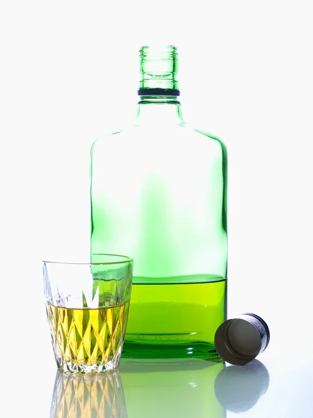 Зеленая бутылка на глэме — стоковое фото