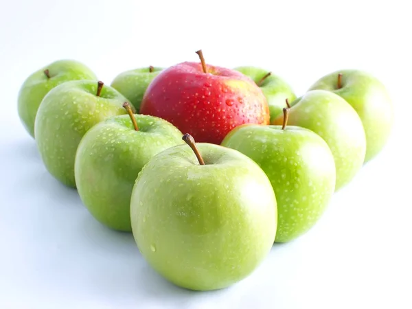 Frische Äpfel auf weißem Hintergrund — Stockfoto