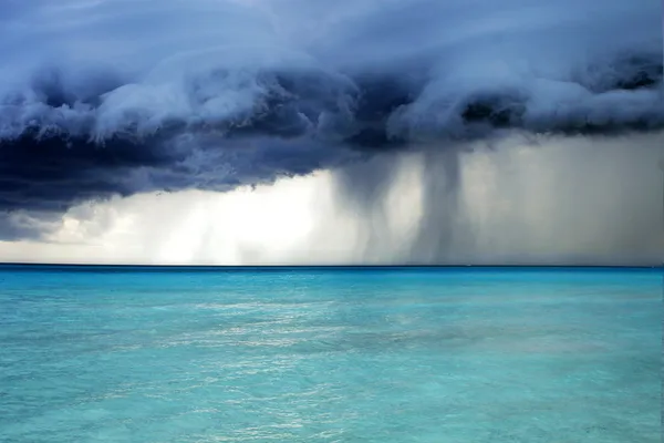 暴风雨天气有雨在海滩上 — 图库照片