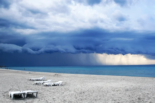 Tiempo tormentoso con lluvia en la playa — Foto de Stock