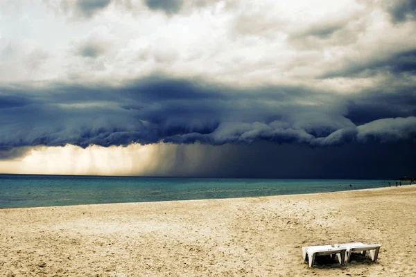 Stürmisches Wetter mit Regen am Strand — Stockfoto