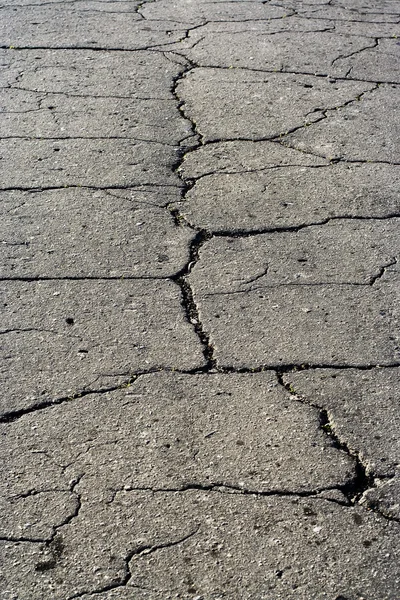 Çatlak olan eski asfalt yol — Stok fotoğraf