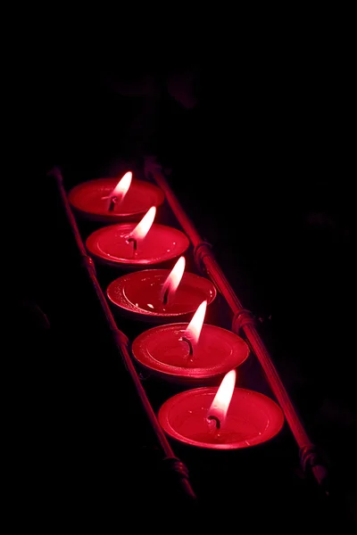 Много свечей на темном фоне — стоковое фото