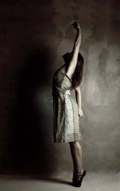 renkli elbiseli genç modern dans eden kız