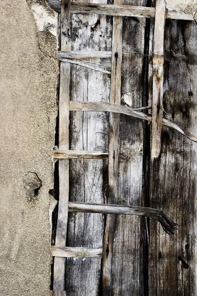 Wand mit Rissen und abblätternder Farbe — Stockfoto
