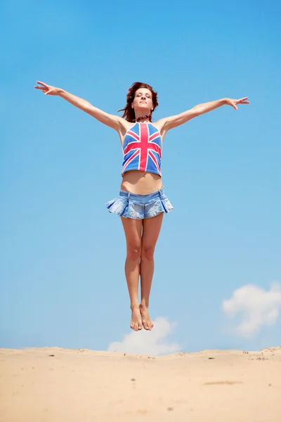 Chica saltando sobre un fondo de cielo azul —  Fotos de Stock