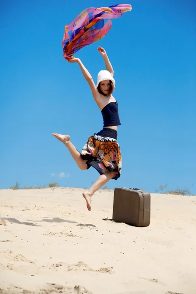 Gyönyörű lány táncol a homok — Stock Fotó