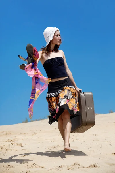 Beautiful girl is walking on a sand — Stock Photo, Image