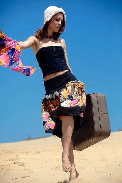 Schönes Mädchen tanzt auf einem Sand — Stockfoto