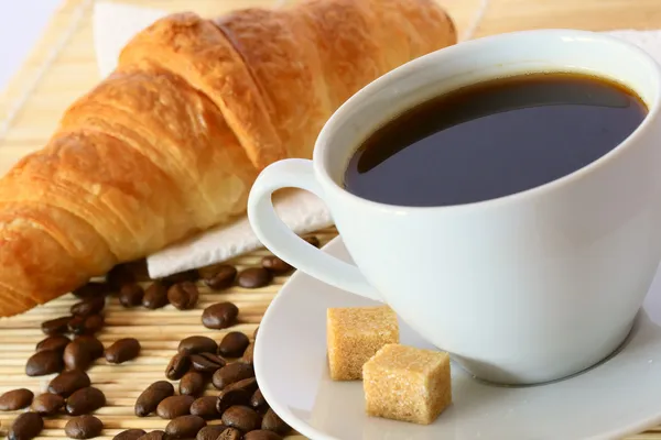 Frühstück mit Kaffee und Croissant — Stockfoto