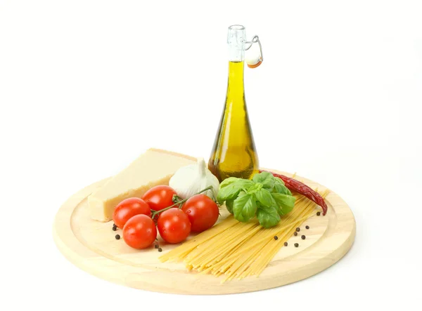Rå spaghetti med ingredienser — Stockfoto