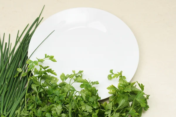 Состав с овощами и тарелкой — стоковое фото