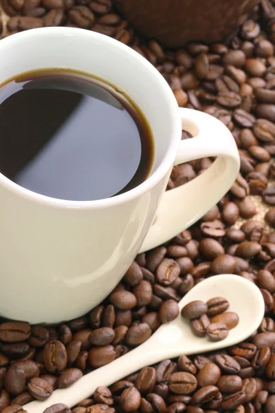 원두 커피에 컵 — 스톡 사진
