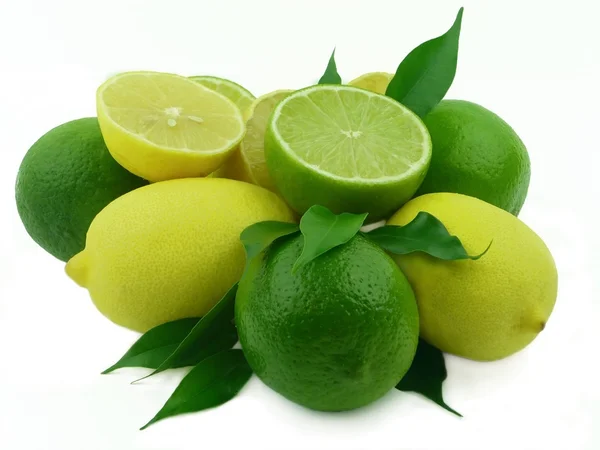 Rijp citroenen met folders — Stockfoto