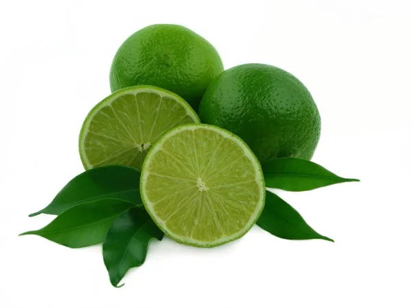 Зрізати лимони з листям — стокове фото